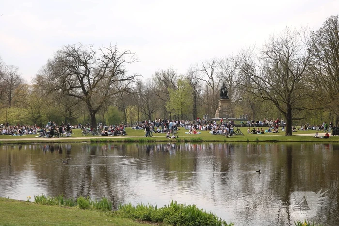 Mooie weer zorgt voor enorme drukte in Vondelpark