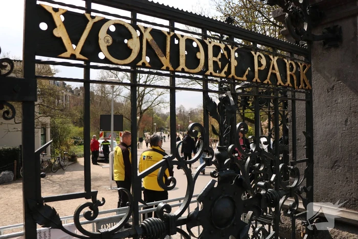 Mooie weer zorgt voor enorme drukte in Vondelpark