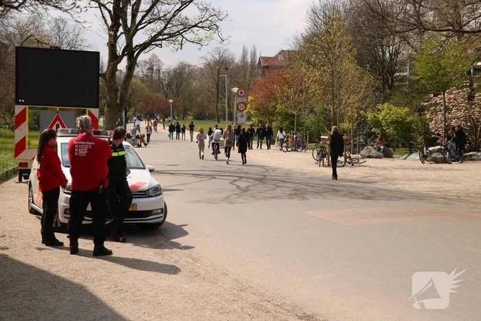 Mooie weer zorgt voor enorme drukte in Vondelpark