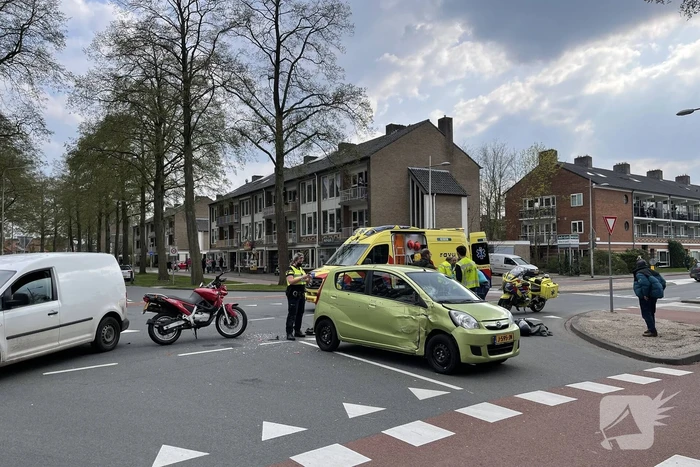 Ernstig ongeval tussen motorrijder en personenauto op kruising