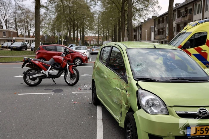 Ernstig ongeval tussen motorrijder en personenauto op kruising