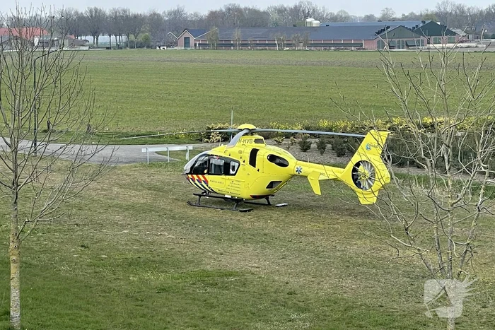 Auto glijdt van dijk af na botsing en vliegt in brand