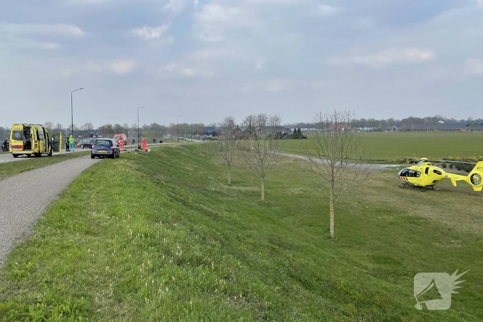 Auto glijdt van dijk af na botsing en vliegt in brand