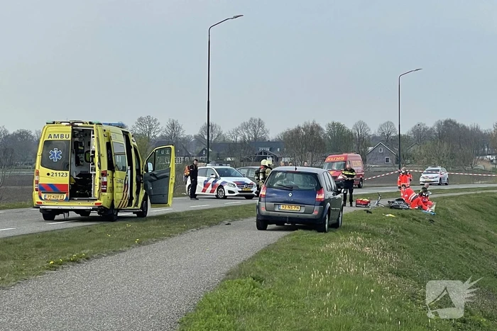 Auto glijdt van dijk af na botsing en vliegt in brand