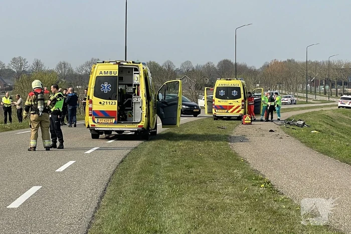 Auto glijdt van dijk af na botsing en vliegt in brand