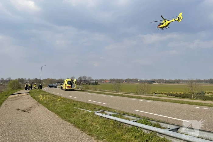 Auto glijdt van dijk af na botsing en vliegt in brand