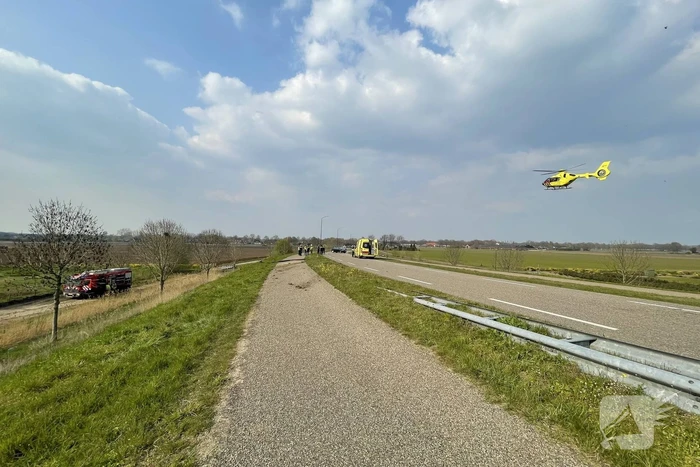 Auto glijdt van dijk af na botsing en vliegt in brand