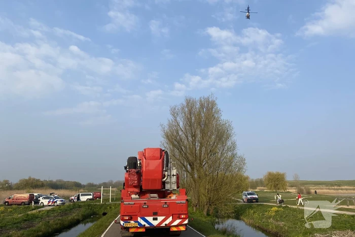 Hulpdiensten zoeken naar persoon in water