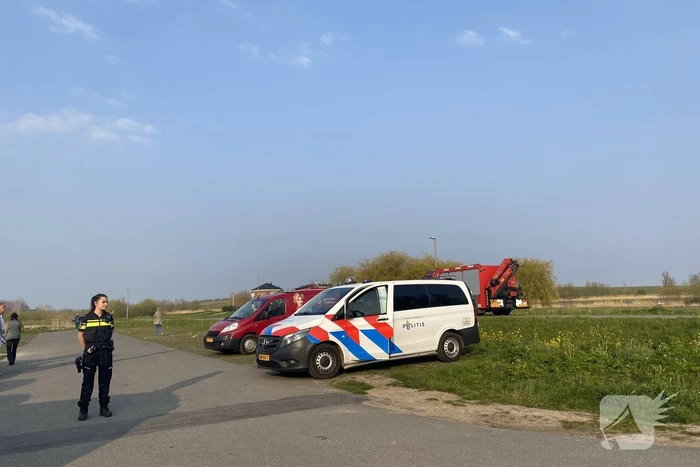 Hulpdiensten zoeken naar persoon in water