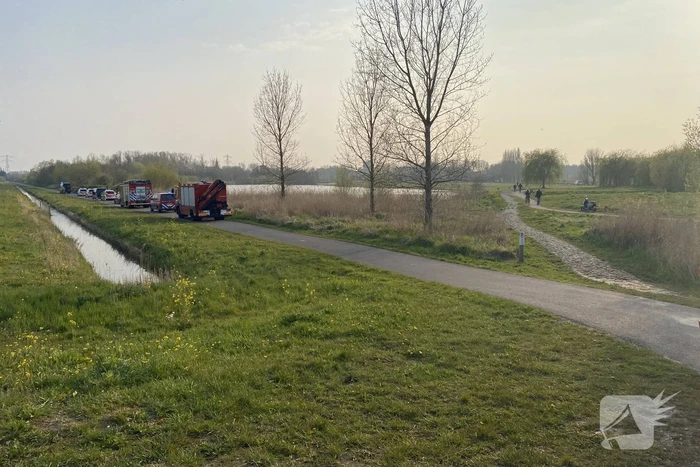 Hulpdiensten zoeken naar persoon in water