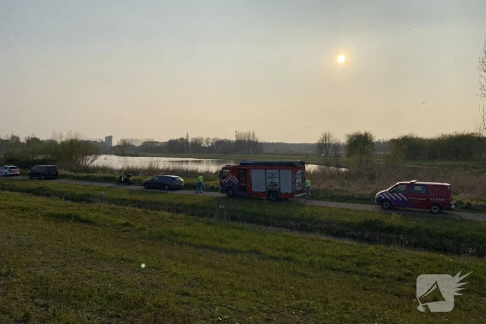 Hulpdiensten zoeken naar persoon in water