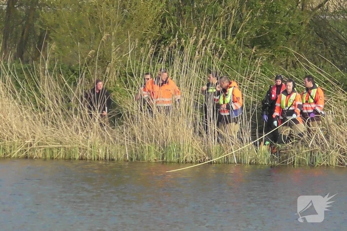 Hulpdiensten zoeken naar persoon in water