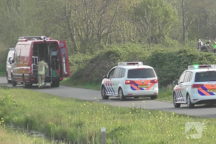 Hulpdiensten zoeken naar persoon in water