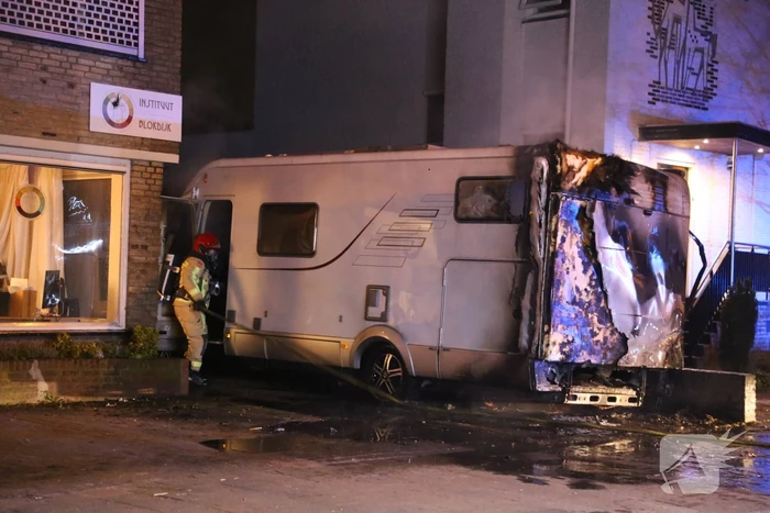 Camper verwoest na aangestoken brand