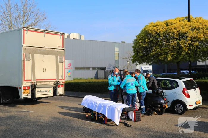 Brommerrijdster gewond bij botsing met vrachtwagen