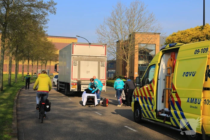 Brommerrijdster gewond bij botsing met vrachtwagen