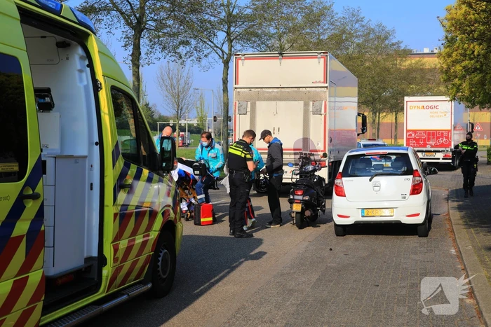 Brommerrijdster gewond bij botsing met vrachtwagen