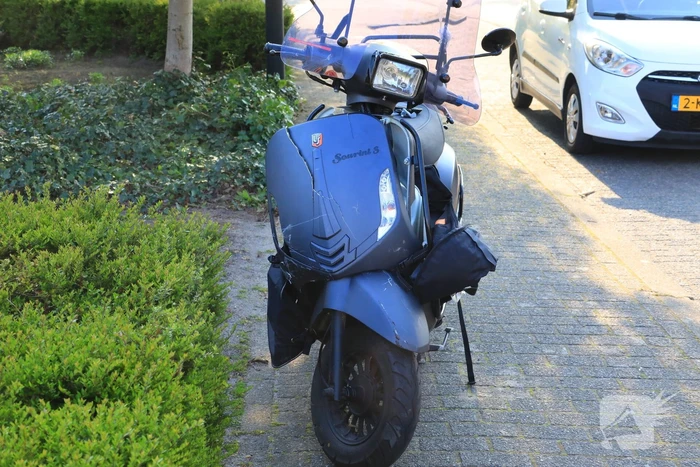 Brommerrijdster gewond bij botsing met vrachtwagen