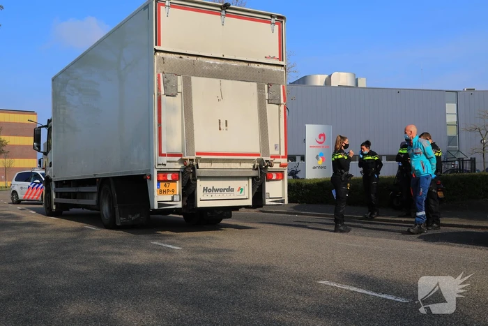 Brommerrijdster gewond bij botsing met vrachtwagen