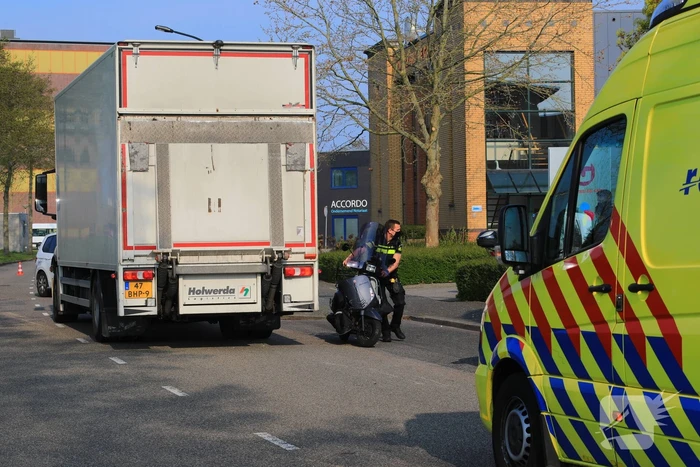 Brommerrijdster gewond bij botsing met vrachtwagen