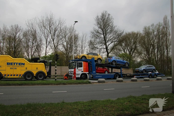 Vrachtwagen met trailer botst op auto