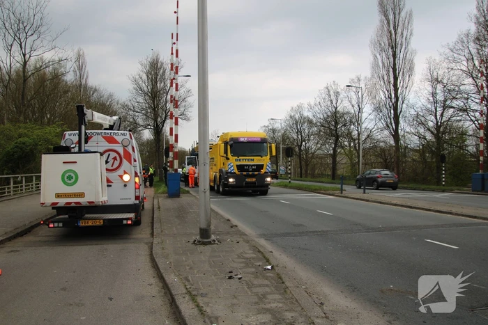 Vrachtwagen met trailer botst op auto