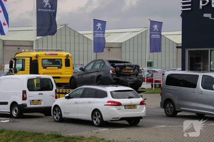 Vrachtwagen met trailer botst op auto
