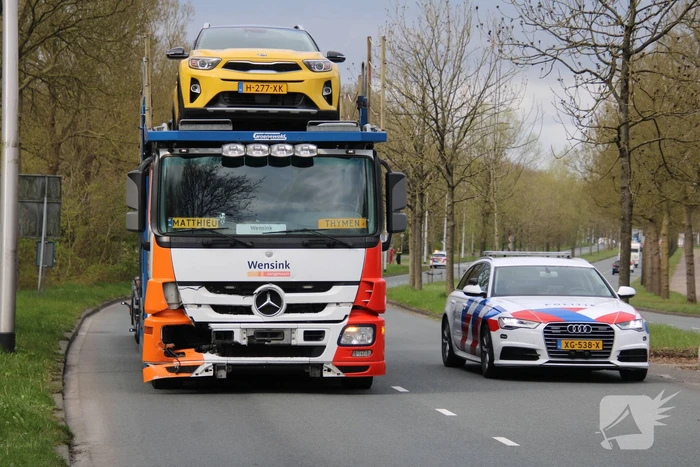 Vrachtwagen met trailer botst op auto
