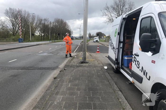Vrachtwagen met trailer botst op auto