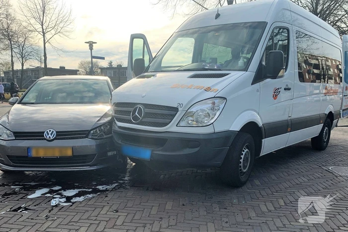 Bestelbus en auto botsen op kruising