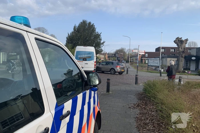 Bestelbus en auto botsen op kruising