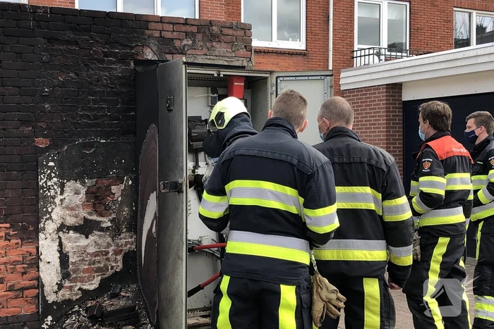Matras naast stroomkast geblust door omstanders