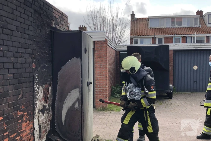 Matras naast stroomkast geblust door omstanders