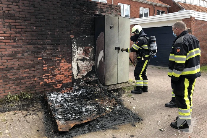 Matras naast stroomkast geblust door omstanders