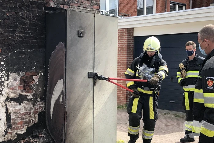 Matras naast stroomkast geblust door omstanders