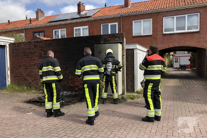 Matras naast stroomkast geblust door omstanders