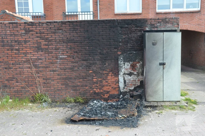 Matras naast stroomkast geblust door omstanders
