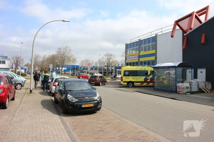 Fietsster gewond bij aanrijding met auto