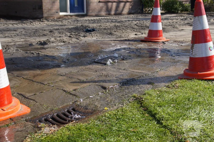 Voetpad verzakt langzaam door waterlekkage