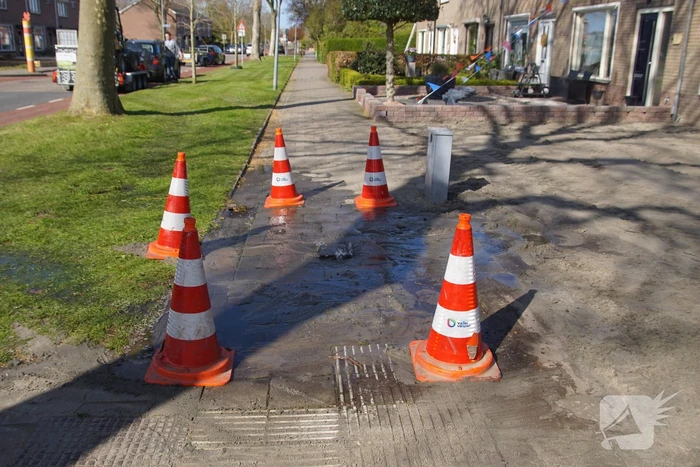 Voetpad verzakt langzaam door waterlekkage