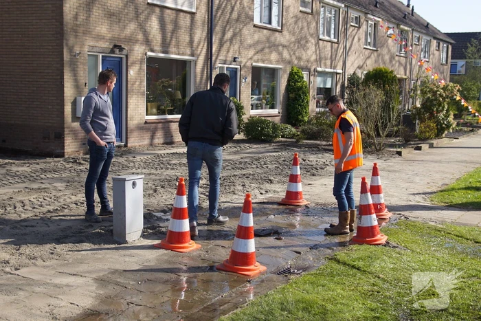 Voetpad verzakt langzaam door waterlekkage