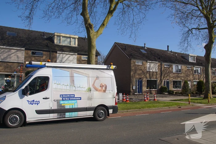 Voetpad verzakt langzaam door waterlekkage