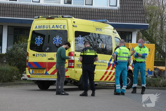 Maaltijdbezorger geholpen door ambulancepersoneel na val
