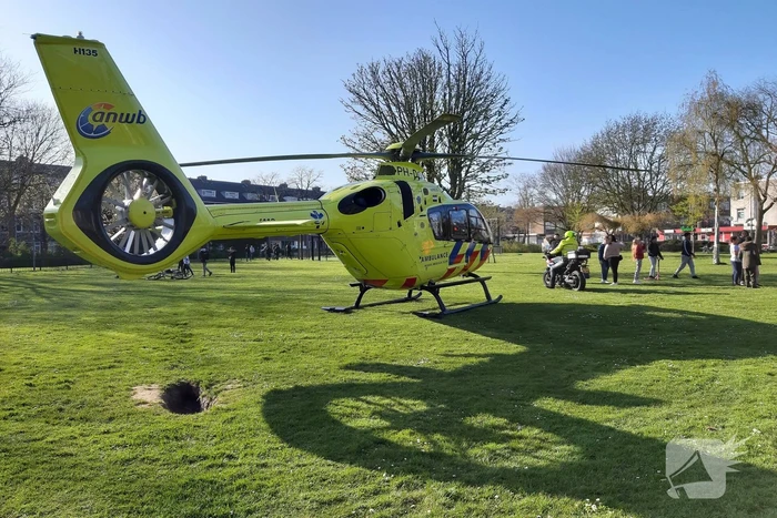 Traumahelikopter landt voor gewond persoon