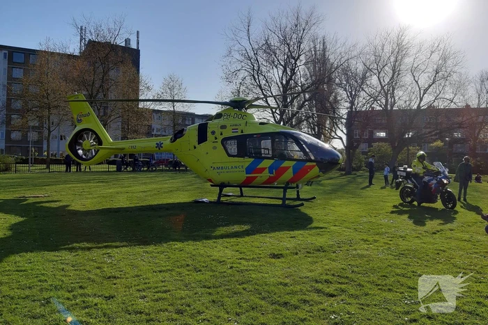 Traumahelikopter landt voor gewond persoon