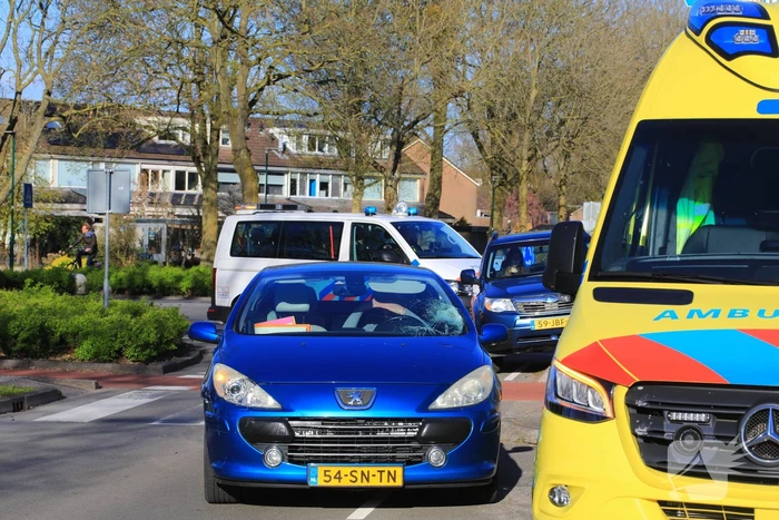 Vrouw op e-bike gewond bij aanrijding
