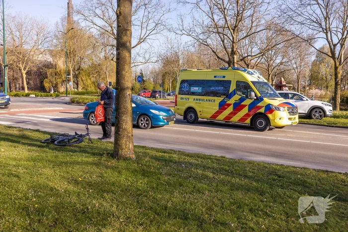 Vrouw op e-bike gewond bij aanrijding