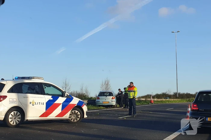 Auto botst tegen vangrail aan