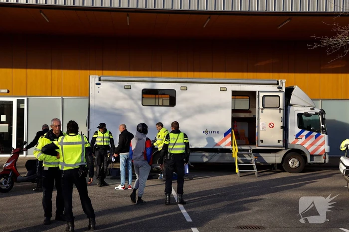 Grote politie controle op parkeerterrein
