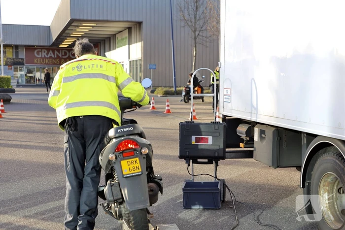 Grote politie controle op parkeerterrein